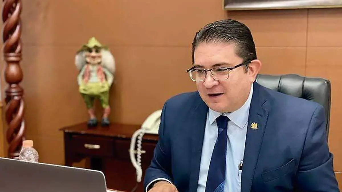 Rubén Ibarra Reyes, rector de la Universidad Autónoma de Zacatecas, en su oficina